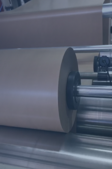 Máquina processando bobina de papel na GP PAPÉIS